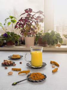 金牛奶印度传统姜黄饮料。治疗病毒和许多疾病的药物