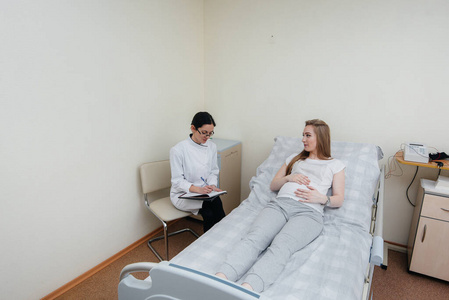 白种人 怀孕 妇科医生 肚子 分娩 生活 照顾 制服 成人
