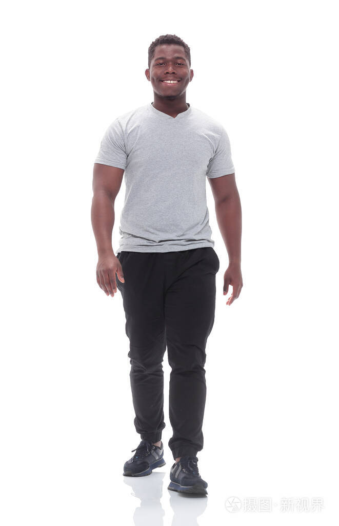 微笑的年轻人大步向前走去白色隔离