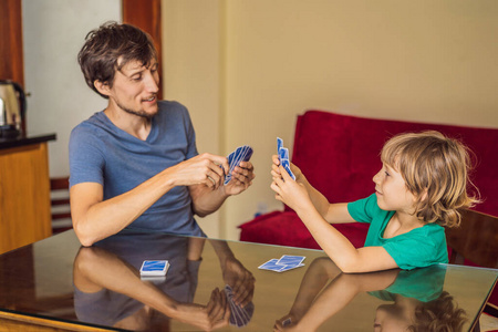 快乐的一家人在家玩棋盘游戏图片
