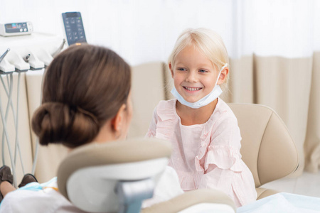 年轻病人在牙医处接受常规检查