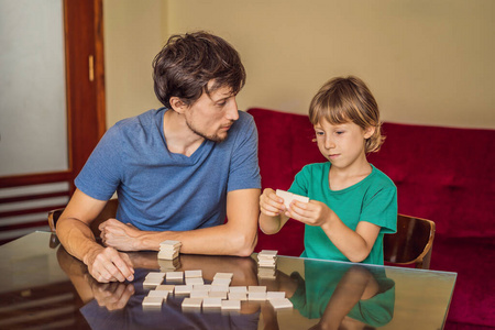 快乐的一家人在家玩棋盘游戏