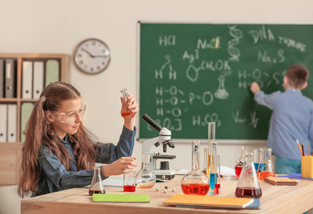 玻璃器皿 学校 研究 实验 化学 解决方案 女孩 烧瓶 知识