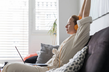 客厅休闲呆在家里,呆在适当的地方,保持社交距离.