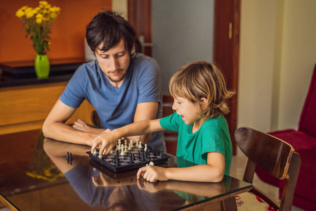 快乐的一家人在家玩棋盘游戏图片