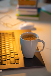 Desk freelancer or the student in isolation. 