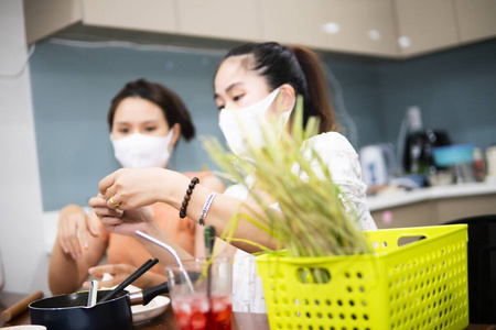 蒸的 女人 照顾 光晕 流感 美味的 冠状病毒 面具 饺子