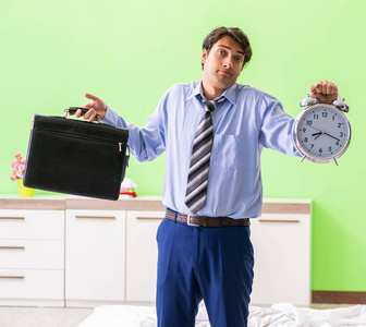 年轻的商人雇员上班迟到了照片