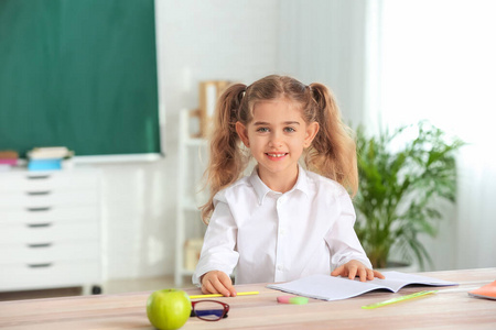 任务 可爱极了 作业 知识 教育 可爱的 学习 小孩 书桌