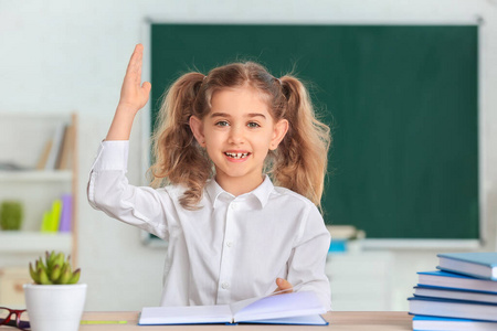 回答 可爱的 儿童 白种人 运动 学校 女孩 九月 小孩