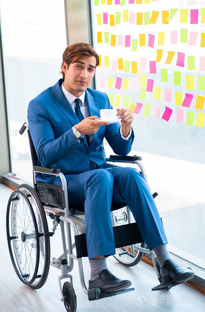 坐在轮椅上的年轻帅哥有许多相互冲突的优先权