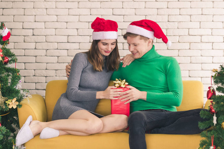 庆祝 夫妇 丈夫 微笑 圣诞节 家庭 成人 礼物 享受 妻子