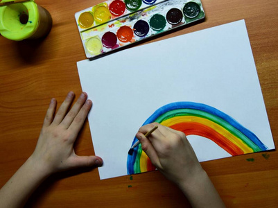素描 男孩 创造力 油漆 小孩 恢复 桌子 学校 爱好 女孩