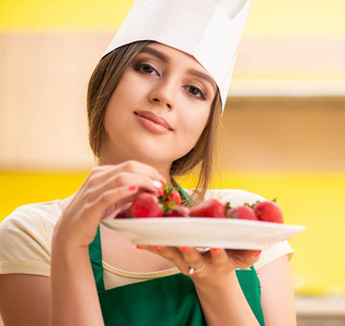 吃草莓的年轻女厨师