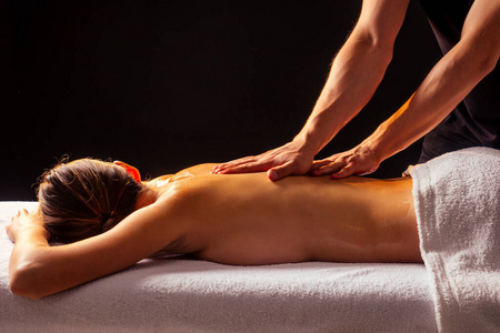 女性背部治疗瑜伽按摩在健身房水疗