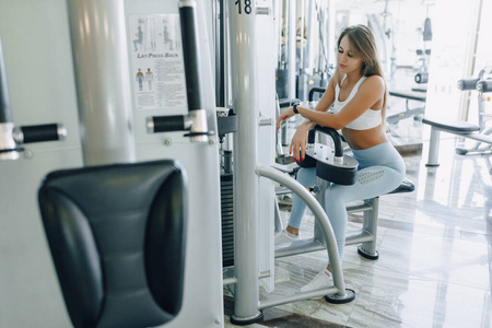身体 力量 肌肉 白种人 重量 锻炼 运动员 运动服 健身房