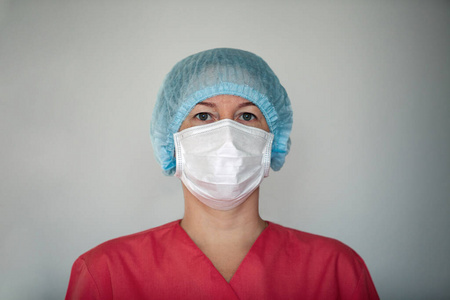 抗击疫情医生女医生戴防护面罩抗击冠状病毒covid-2019.照片