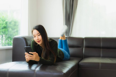 成人 沙发 电话 韩国人 屏幕 技术 放松 美女 在室内