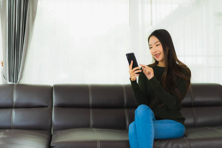 电话 女人 手机 中国人 技术 因特网 闲暇 微笑 成人