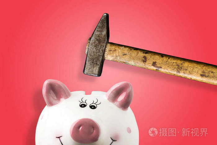 在红色背景上敲打一个储蓄罐节约金融