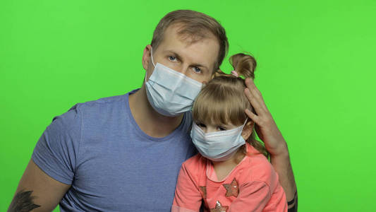 生病的父女戴着医用面罩。冠状病毒概念。家庭隔离