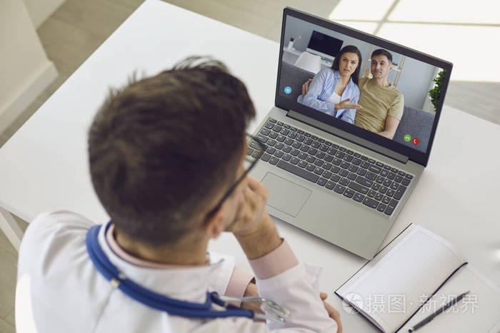 在线医生呼叫。肩膀在诊所办公室里，医生治疗师和心理学家用笔记本电脑进行视频聊天。