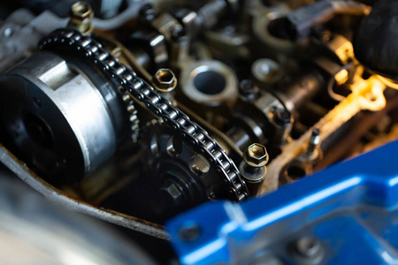 修理中汽车发动机内部零件的特写照片