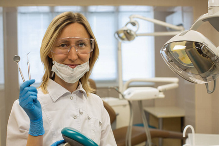 女人 工具 医生 龋病 女孩 正畸 照顾 治疗 肖像 牙刷