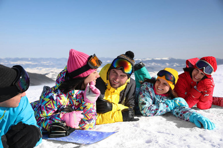 说谎 滑雪板 天气 假日 成人 运动 冒险 冬季 冬天 微笑