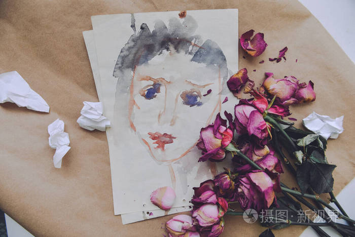 肖像悲伤哭泣的女人与水彩画牛皮纸背景干褪色红玫瑰.