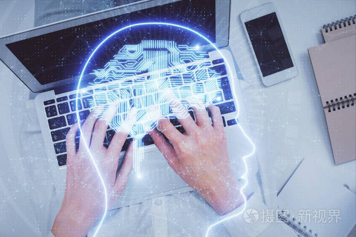 女性电脑和人脑全息图的双重曝光俯视图人工智能概念
