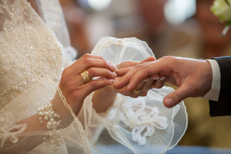 新郎新娘交换结婚戒指照片