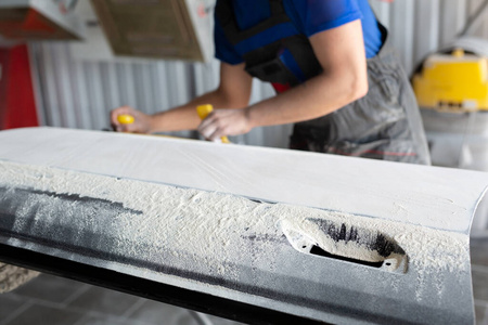 喷漆前在服务站用砂纸打磨抛光照片