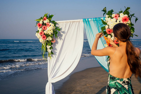 海洋海滩婚礼拱门的装饰师