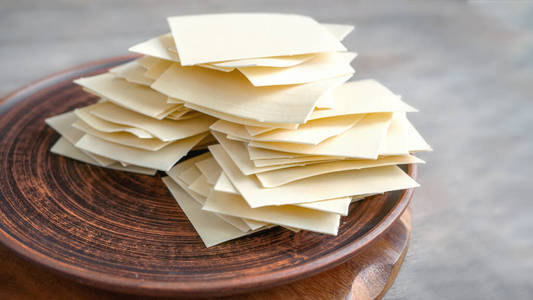 准备好的干面团方块,用来做意大利宽面条和贝什巴马克.