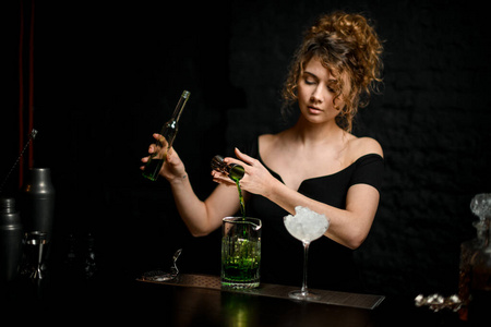 女人喝从保温瓶里倒图片