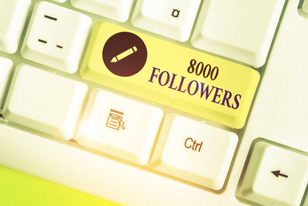 文字写作文字8000追随者。Instagram中关注某人的人数的商业概念。