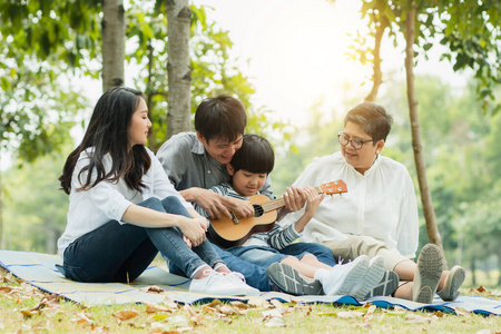 微笑 团队 流行的 外部 朋友 白种人 歌曲 男人 夫妇