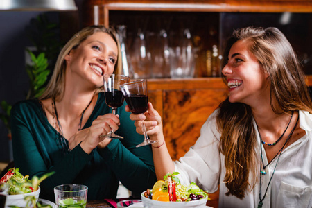 葡萄酒 酒精 食物 生物 朋友 晚餐 白种人 健康 微笑