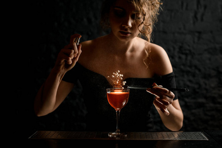 花枝装饰酒吧美女用花枝装饰酒杯照片