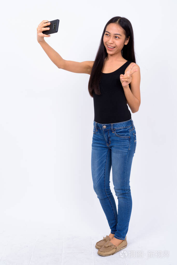 快乐亚洲女青年自拍全身照