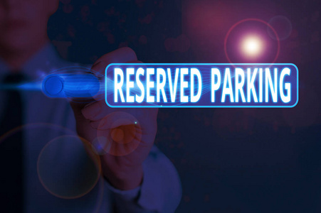 写有预留停车位的便条。展示为特定个人保留的停车位的商业照片。