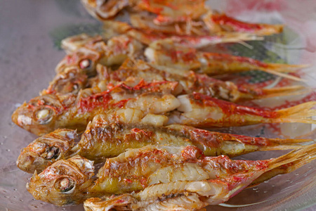 烹饪 准备 地中海 海的 午餐 梭鱼 烤架 油炸 饮食 盘子