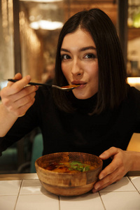 白种人 午餐 女孩 勺子 晚餐 美味的 女人 微笑 食物