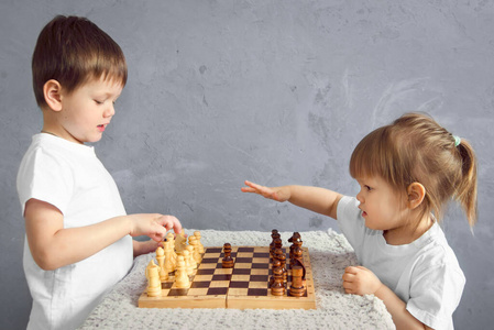 面对 男孩 白种人 家里的孩子 闲暇 教育 国际象棋 棋盘