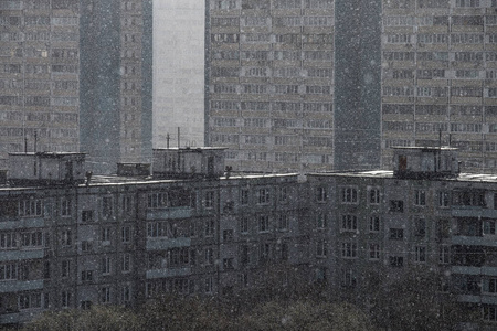 城市景观莫斯科郊区初雪时的房屋