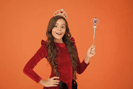 神态优雅.高贵奢华.快乐的女孩长卷发戴着王冠.小公主拿着魔杖照片