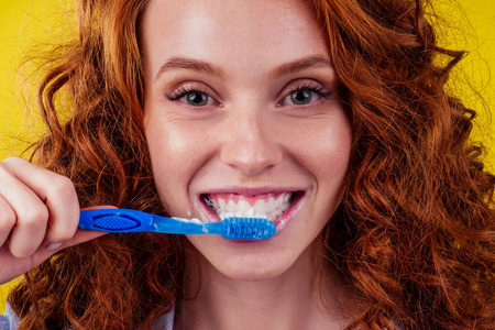 红发姜女刷牙黄工作室背景生态牙膏