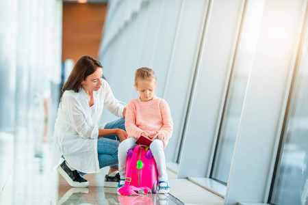 快乐的妈妈和小女孩拿到机场登机牌了