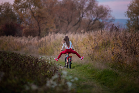 徒步旅行 运动 女孩 复古的 骑自行车 领域 冒险 木材